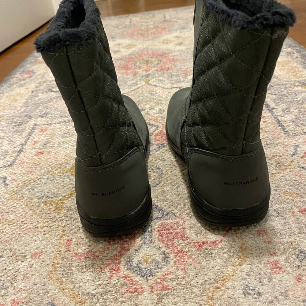 Columbia Women's Dark Green Quilted Winter Boots 5 - Picture 2 of 6